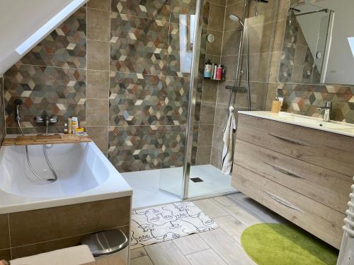 une salle de bain avec une douche, une baignoire et un lavabo dans l'établissement 3 chambres 24 heures, à Mulsanne