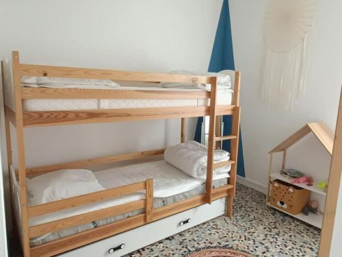 Ένα ή περισσότερα κρεβάτια σε δωμάτιο στο maison Madeleine