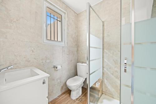 une salle de bain avec toilettes et douche en verre dans l'établissement La Capte idyllique- Hyères Plage T3 CLIM WIFI BY HC, à Hyères