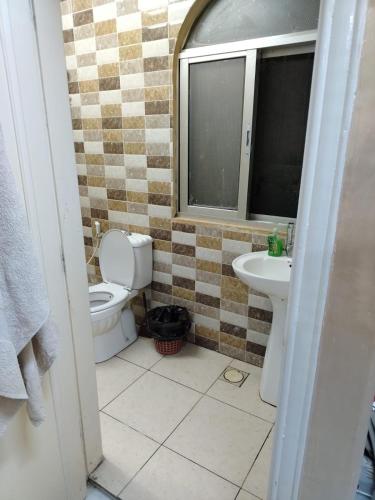 アンマンにあるشقة الياسمين عمّان الأرضيّة للعائلاتのトイレと洗面台付きのバスルーム