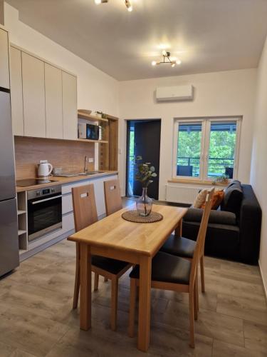 Kuchyňa alebo kuchynka v ubytovaní Apartamenty Mazury