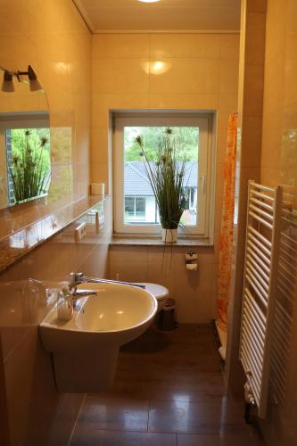 Koupelna v ubytování Comfort Apartments SNF zertifiziert - Annemarie Mantke
