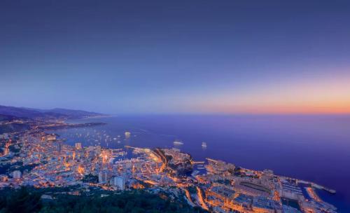 une vue aérienne d'une ville la nuit dans l'établissement Stunning 1 Bedroom Apartment 5 minutes to Monaco racetrack - Perfect for Grand Prix, à Beausoleil