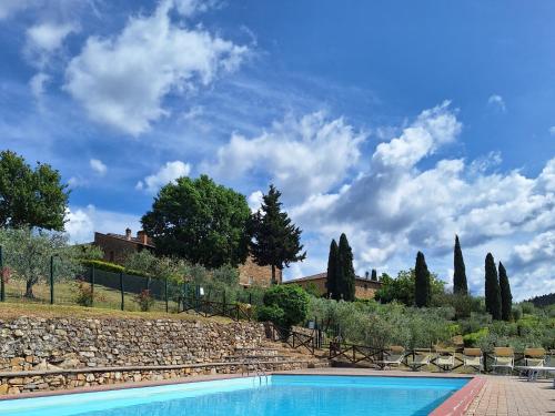 a swimming pool in front of a house at casa vacanze nel Chianti il Granaio in Castellina in Chianti