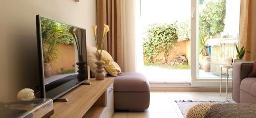 Televisyen dan/atau pusat hiburan di Apartman Cozy