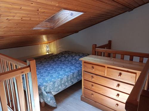 une chambre avec un lit et un plafond en bois dans l'établissement Maison plage à 100 mètres et piste cyclable à 40 mètres, à Dolus-d'Oléron