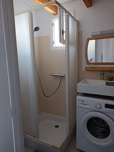 une salle de bain avec douche et machine à laver dans l'établissement Maison plage à 100 mètres et piste cyclable à 40 mètres, à Dolus-d'Oléron