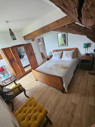 Postel nebo postele na pokoji v ubytování L'Imprévu - Maison de vigneron à deux pas de Vézelay