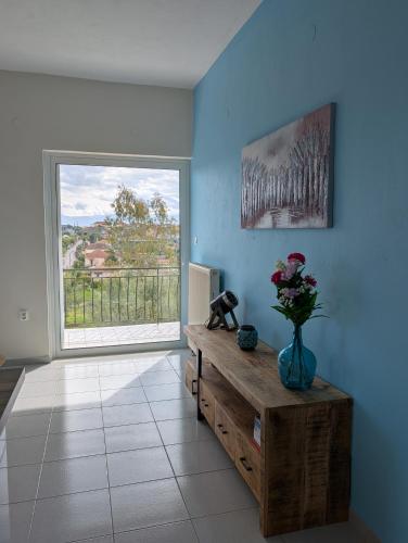 a room with a vase of flowers on a wooden table at Villa Debriz in Stréfi