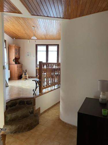 Mountain house Junac في Lapège: غرفة معيشة يجلس فيها كلب على الأرض
