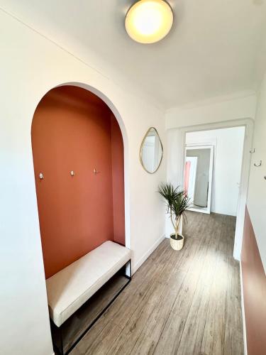 une chambre avec un banc au milieu d'un mur dans l'établissement Spacieuse maison rénovée avec goût - Tout à pied, à Larmor-Plage