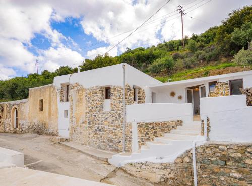 Το κτήριο όπου στεγάζεται  η παραθεριστική κατοικία