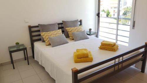 Marina Hillside Apartment - sun, sand and sea