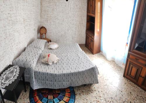 a bedroom with two twin beds and a table at La Dimora di Beatrice in Santa Brigida