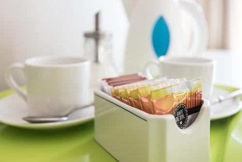 un recipiente con tazas y platos sobre una mesa en Lily Sands Inn, en Melbourne