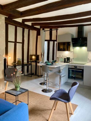 une cuisine et un salon avec une table et des chaises dans l'établissement Appartement hypercentre - quartier Opéra, à Tours