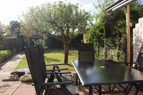 a black table and chairs on a patio at Ferienhaus Mittendrin zwischen Altstadt und Natur in Celle in Celle