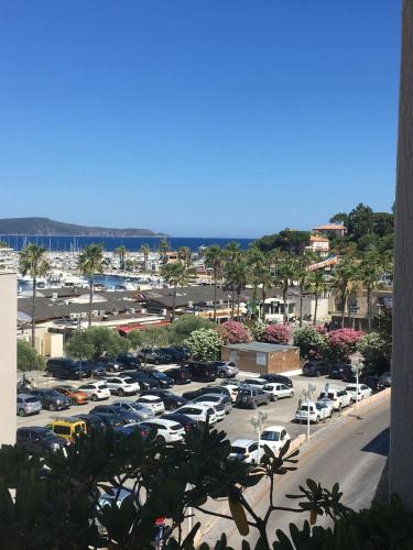 un parking avec des voitures garées sur un parking dans l'établissement Studio vue mer en centre ville à 150 m de la plage, à Cavalaire-sur-Mer