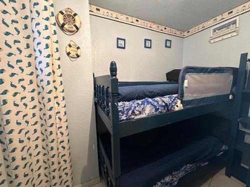 une chambre avec deux lits superposés dans une pièce dans l'établissement Appartement T3 Provençal avec Parking et Animaux admis, à 700m de la Plage - FR-1-799-54, au Barcarès