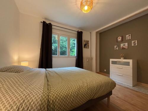 une chambre avec un lit et une fenêtre dans l'établissement Appartement 2 chambres Vals les bains, à Vals-les-Bains