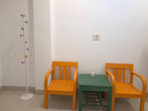 due sedie e un tavolo in una stanza di An Home - Phòng đơn ngay bãi sau Vũng Tàu a Vung Tau