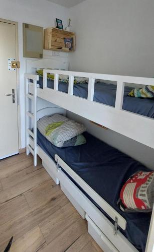une chambre avec deux lits superposés dans l'établissement Magnifique studio vue mer à Port Camargue-4 couchages, au Grau-du-Roi