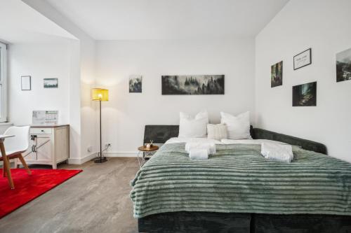 una camera da letto bianca con un letto grande e una scrivania di Believe Inn - Spremberg 4 Personen, Küche, Smart TV, Parkplatz a Spremberg