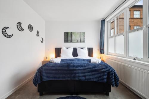 una camera da letto con un letto e due finestre di Believe Inn - Spremberg 4 Personen, Küche, Smart TV, Parkplatz a Spremberg