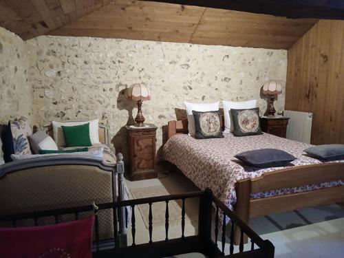 Ένα ή περισσότερα κρεβάτια σε δωμάτιο στο Gîte de charme aux portes de Périgueux