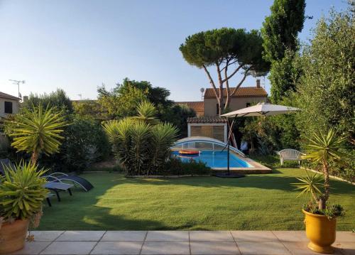 Chambre climatisée avec piscine près de la mer