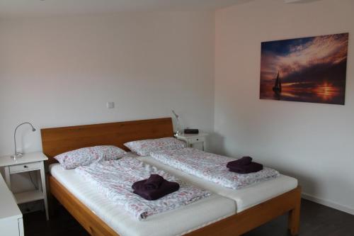 a bedroom with two beds with towels on them at Gemütliche Ferienwohnung an der Nordseeküste mit Familie und Hund in Dornum