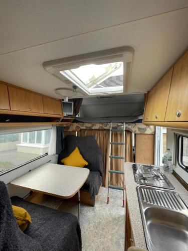 Η κουζίνα ή μικρή κουζίνα στο The Cosy Camper at Rockfield Park