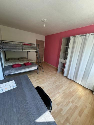 une chambre avec deux lits superposés et une table dans l'établissement room in an apartment, à La Celle-sous-Gouzon