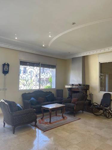 a living room with couches and a table at Villa à louer nouaceur in Nouaseur