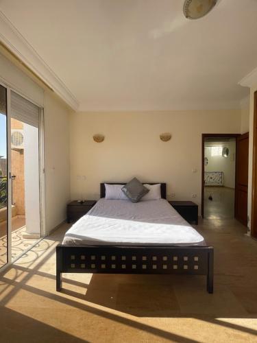 a bedroom with a large bed in a room at Villa à louer nouaceur 3 chambres in Nouaseur