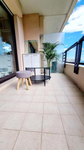 - un balcon avec une table et un banc dans un bâtiment dans l'établissement Studio with view of Monaco, à Beausoleil