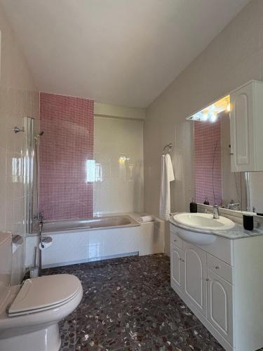 a bathroom with a tub and a toilet and a sink at Alojamiento Julian in Quesada