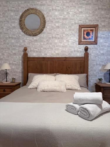 a bedroom with a bed with towels on it at Alojamiento Julian in Quesada