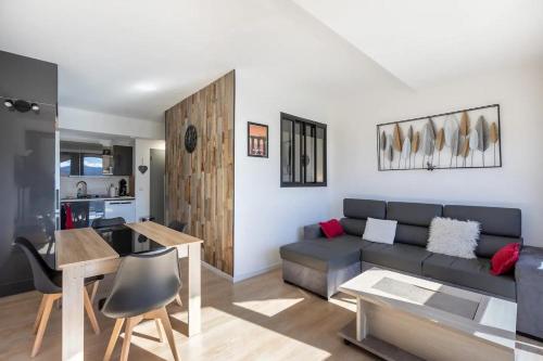 un salon avec un canapé et une table dans l'établissement T3 Les Angles Plein Centre Station, aux Angles
