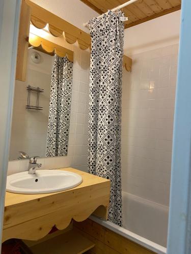 une salle de bain avec un lavabo et une baignoire dans l'établissement Pied des Pistes, 2 pièces, 6pers, Piscine et Sauna, à Risoul