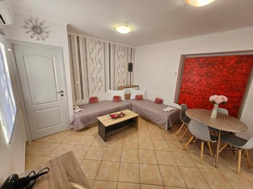 una camera con letto e tavolo e tavolo con sedie di Faliraki Holidays a Faliraki