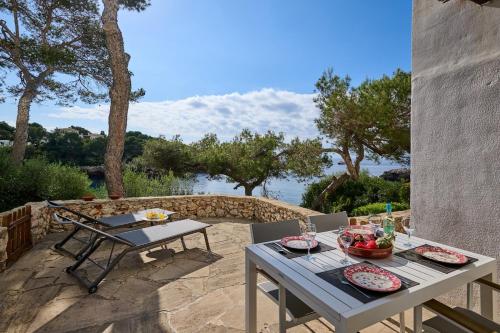 Sea frontline Apartment 'Ernesto'. Pool. WIFI