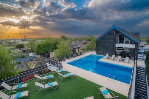 una vista aérea de una piscina en una casa en Delta Boutique & Carmen Silva Resort, en Crisan