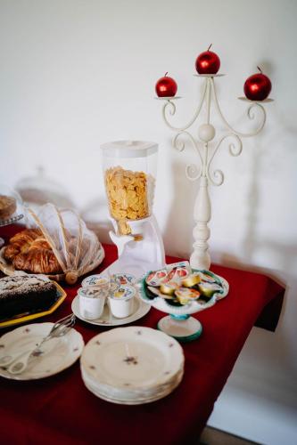 a table with plates of food and a blender at Tenuta Le Tre Rose in Vibonati