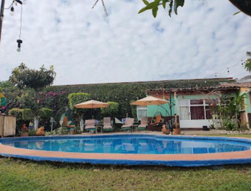 a swimming pool in the yard of a house at Hotel posada el paraíso in Tepoztlán