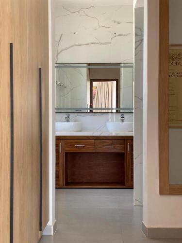 a bathroom with two sinks and a large mirror at Villa Bamby in Ponto