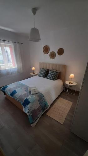 a bedroom with a large bed and a table at Não te vou esquecer Aldeia da Luz! in Luz