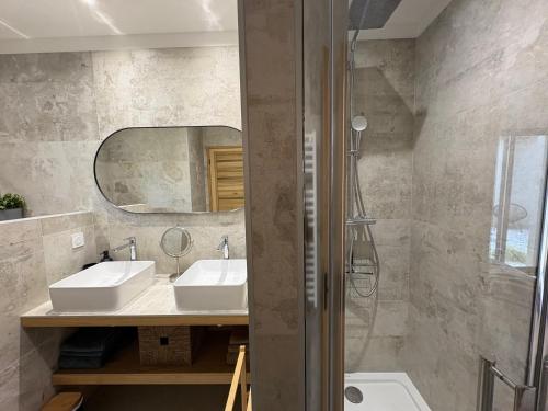 un bagno con due lavandini e uno specchio di NEW Maison b Saint-Paul 8 Visiteurs a Saint-Paul-de-Vence