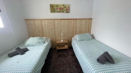 2 Einzelbetten in einem Zimmer mit in der Unterkunft Casa Mango, con piscina y vistas al mar y volcán in El Paso