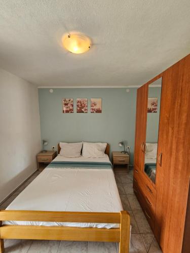 een slaapkamer met een groot bed in een kamer bij Apartments VillaMare in Grebaštica